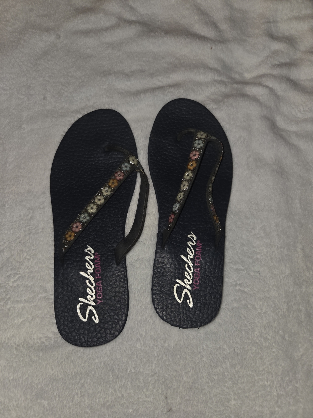 Skechers Black Floral-Accent Yoga Foam Flip Flops - Picture 2 of 5